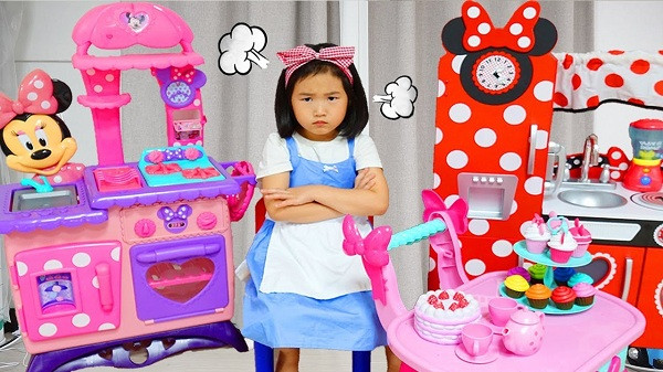 Tuy nhiên những con số đó chưa là gì so với kênh Boram Tube Vlog và Boram Tube ToysReview được phát triển từ năm 2012, chia sẻ những hình ảnh về cuộc sống và bộ sưu tập đồ chơi của Boram - em bé 6 tuổi đang sống tại Hàn Quốc. Hiện cô bé này có thu nhập 601.800 USD - 9,6 triệu USD/năm.