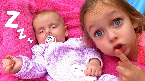 Kênh Maya and Mary với sự xuất hiện của hai chị em đến từ Los Angeles với phong cách ''hát theo'' vô cùng đáng yêu hiện sở hữu 5,3 triệu lượt theo dõi trên Youtube. Nhờ đó, hai triệu phú nhí này có thu nhập năm dự kiến 409.400 USD - 6,5 triệu USD.