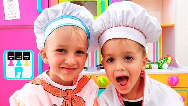 Đồ chơi và kể chuyện là chủ đề chính trên kênh YouTube Vlad and Nikita của hai anh em Vlad và Nikita. Với số người theo dõi 24,6 triệu, thu nhập năm dự kiến của hai anh em là khoảng 2,3 triệu USD - 37,3 triệu USD.