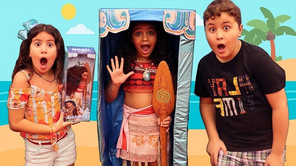 Maria Clara (7 tuổi) và JP (10 tuổi) hiện đang sống tại Rio de Janeiro, Brazil. Kênh YouTube của hai anh em được tạo từ năm 2015, đến nay có thu nhập 1,2 triệu USD - 18,6 ttriệu USD với 11,2 triệu lượt theo dõi.