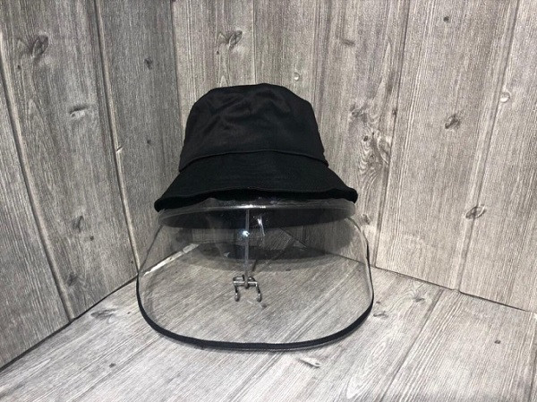 Sở dĩ có thể “cản” được tiếp xúc từ các giọt bắn khi giao tiếp bởi "mũ chống dịch" không đơn thuần có hình dáng, mẫu mã đa dạng như các loại nón thông thường. Phía trước mũ có gắn phần che chắn bảo hộ bằng nhựa trong suốt hướng xuống dưới, giúp che toàn bộ mặt người dùng.