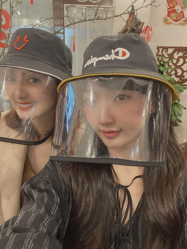 Trong quá trình sử dụng chiếc mũ này có thể giặt sạch, còn tấm nhựa gắn phía trước chỉ cần sử dụng cồn hoặc nước rửa tay thông thường là có thể vệ sinh sạch sẽ. Mũ phòng hộ chống Covid-19 có nhiều kiểu dáng, kích cỡ và màu sắc khác nhau, các loại cho người lớn và trẻ nhỏ, cho người dùng thoải mái chọn lựa.