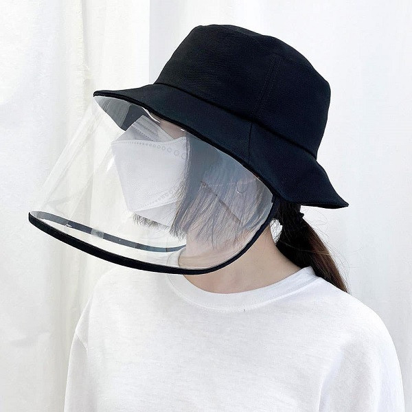 Những chiếc mũ có tấm nhựa mỏng che chắn này không thể bao quát toàn bộ cơ thể, chúng chỉ là công cụ bảo hộ hỗ trợ có tác dụng ngăn chặn được các giọt bắn. Điều đó tức là, khi đến nơi đông người hay tiếp xúc với người khác, người dùng vẫn nên đeo khẩu trang, kết hợp với đội mũ để tránh lây nhiễm Covid-19.