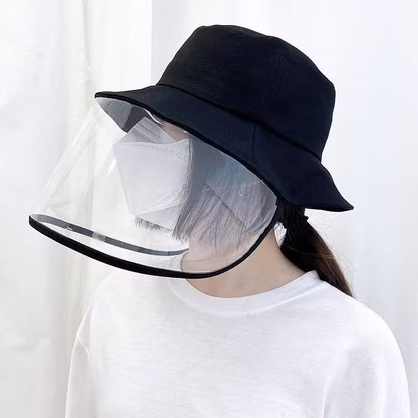 Những chiếc mũ có tấm nhựa mỏng che chắn này không thể bao quát toàn bộ cơ thể, chúng chỉ là công cụ bảo hộ hỗ trợ có tác dụng ngăn chặn được các giọt bắn. Điều đó tức là, khi đến nơi đông người hay tiếp xúc với người khác, người dùng vẫn nên đeo khẩu trang, kết hợp với đội mũ để tránh lây nhiễm Covid-19.