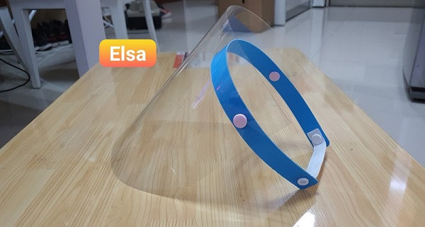 Người dân hoàn toàn có thể tự chế mũ chống Covid-19 cực kỳ tiết kiệm tại nhà bằng tấm nhựa mica trong suốt loại cứng. Dùng một miếng xốp và mút đệm để làm vòng đeo lên đầu, giúp tấm kính không áp sát quá vào mặt, nâng đỡ mũi, hạn chế hơi ẩm do hơi thở.