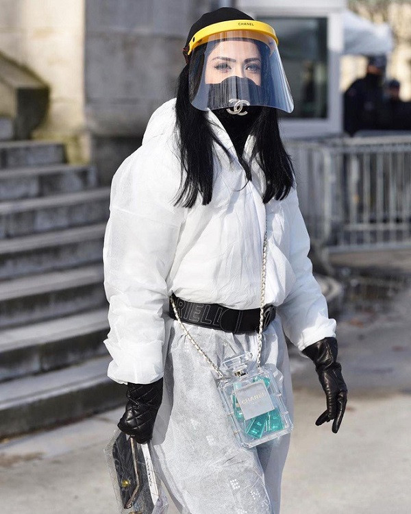 Theo các bác sĩ ở Bệnh viện Nhiệt đới Trung ương, loại mũ này chỉ tăng cường lớp bảo vệ chứ không hoàn toàn thay thế được khẩu trang. Covid-19 chủ yếu lây lan qua đường giọt bắn khi tiếp xúc, trong khi mũ có tấm màn kính tỉ lệ giọt bắn đi vào đường hô hấp sẽ thấp hơn.