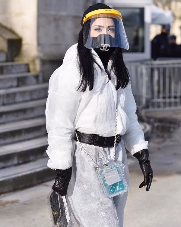 Theo các bác sĩ ở Bệnh viện Nhiệt đới Trung ương, loại mũ này chỉ tăng cường lớp bảo vệ chứ không hoàn toàn thay thế được khẩu trang. Covid-19 chủ yếu lây lan qua đường giọt bắn khi tiếp xúc, trong khi mũ có tấm màn kính tỉ lệ giọt bắn đi vào đường hô hấp sẽ thấp hơn.