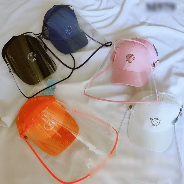 Không nên cho rằng đội mũ này là an toàn và lạm dụng chúng, bỏ qua các bước phòng ngừa cơ bản. Ngoài ra trong quá trình sử dụng mũ phòng hộ chống Covid-19 nên thường xuyên tháo rời để giặt, vệ sinh tấm nhựa bằng các dung dịch có tính sát khuẩn, đảm bảo an toàn sức khỏe.