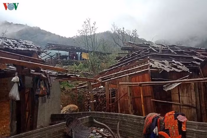 Liên tiếp các đợt mưa đá, gió lốc trút xuống khiến các xã biên giới: Sin Suối Hồ, Bản Lang, Mù Sang, Dào San của huyện Phong Thổ, tỉnh Lai Châu tan hoang, nhiều gia đình rơi vào cảnh màn trời chiếu đất.