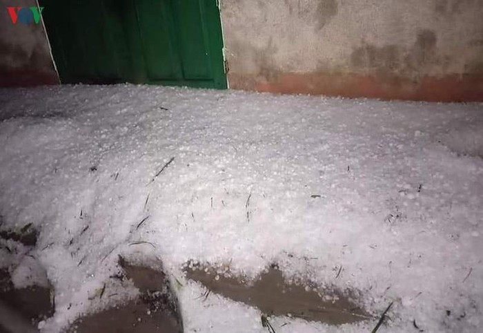 Chỉ chưa đầy hai tháng, gần 10 đợt mưa đá, gió lốc ập xuống, cướp đi bao mồ hôi, nước mắt và cả tính mạng con người.