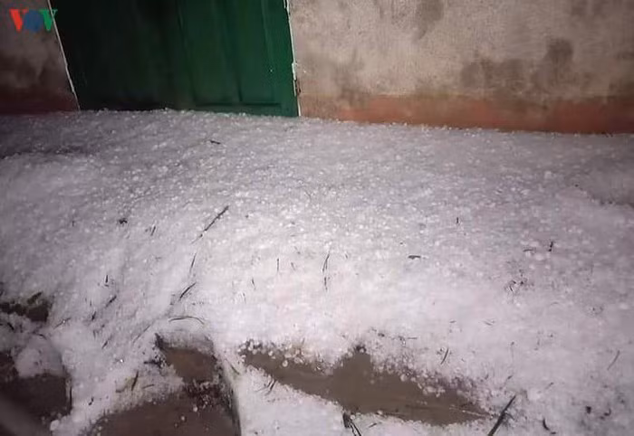 Chỉ chưa đầy hai tháng, gần 10 đợt mưa đá, gió lốc ập xuống, cướp đi bao mồ hôi, nước mắt và cả tính mạng con người.