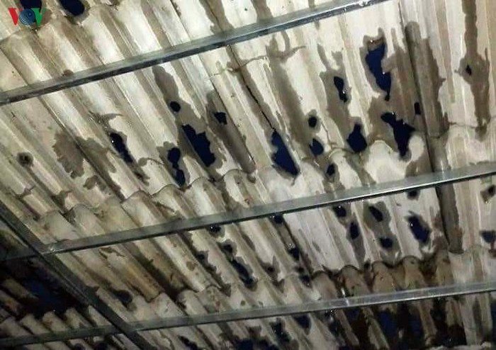  Mưa đá làm thủng mái nhà của nhiều hộ dân.