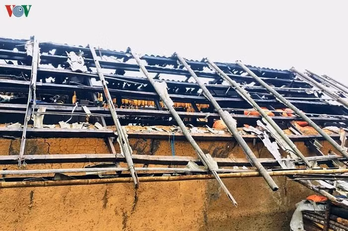 Đến nay, chưa có thống kê thiệt hại của chính quyền địa phương, nhưng theo ghi nhận của phóng viên, hàng trăm hộ dân ở các xã biên giới Sin Suối Hồ, Bản Lang, Mù Sang, Dào San đang rơi vào cảnh màn trời chiếu đất.