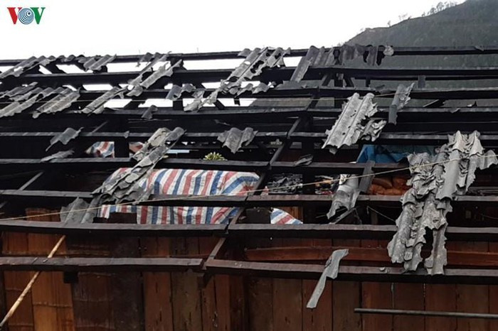 Mưa đá, gió lốc khiến nhiều gia đình rơi vào cảnh màn trời chiếu đất.