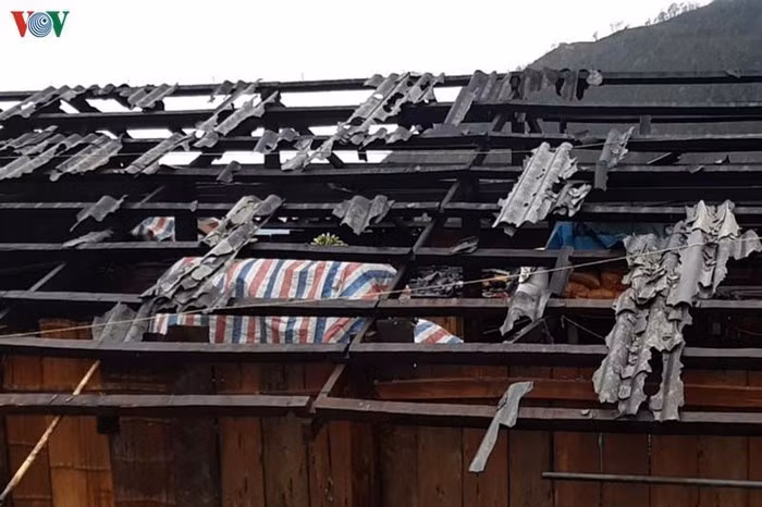 Mưa đá, gió lốc khiến nhiều gia đình rơi vào cảnh màn trời chiếu đất.