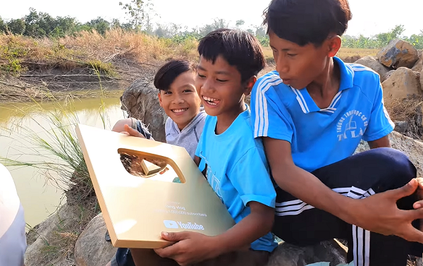 Việc Sang Vlog lựa chọn lên rừng ở ẩn để quay video được người hâm mộ ủng hộ nhưng vẫn nhắc nhở anh chàng hãy tìm hiểu kỹ mọi quy định trước khi thực hiện, tránh sự cố đáng tiếc như vụ việc bắt kỳ tôm.