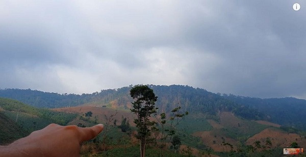 Trong video mới nhất, Youtuber nghèo nhất Việt Nam bất ngờ tuyên bố thời gian tới sẽ bỏ nhà đang ở hiện tại để lên đồi cao, làm một căn nhà nhỏ ở trong rừng để “ở ẩn”.