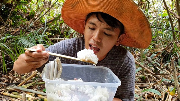 Youtuber nghèo nhất Việt Nam không ngần ngại chia sẻ hình ảnh cuộc sống thường ngày tuy nghèo khó, giản dị nhưng bình yên.