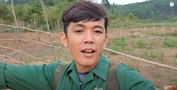 Ý chí vươn lên, cách nói chuyện và dựng video cũng rất mộc mạc, gần gũi cùng những cảnh quay giản dị như đưa người xem trở về tuổi thơ, kênh YouTube của Sang Vlog đã được rất nhiều sự ủng hộ.