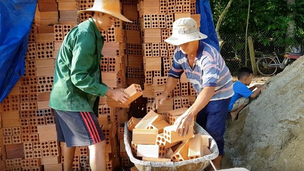 Công việc chính của Sang Vlog là phụ hồ, quay vlog trên Youtube chỉ là phục vụ đam mê.