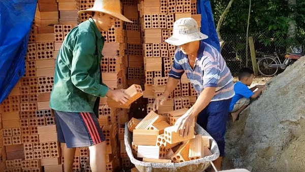 Công việc chính của Sang Vlog là phụ hồ, quay vlog trên Youtube chỉ là phục vụ đam mê.