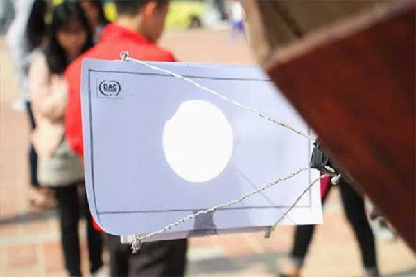 Lúc này tấm bìa có đục lỗ sẽ chiếu chính xác hình ảnh của hiện tượng nhật thực và người quan sát chỉ cần nhìn vào tấm bìa đối diện là có thể quan sát hiện tượng này.
