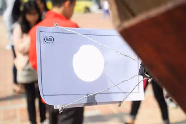 Lúc này tấm bìa có đục lỗ sẽ chiếu chính xác hình ảnh của hiện tượng nhật thực và người quan sát chỉ cần nhìn vào tấm bìa đối diện là có thể quan sát hiện tượng này.