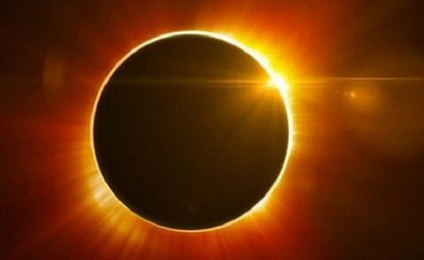 Chiêm ngưỡng nhật thực cũng chính là nhìn trực tiếp vào Mặt Trời, vì vậy người xem cần phải có thiết bị chuyên dụng đảm bảo quan sát một cách an toàn, tránh nhìn trực tiếp Mặt Trời dẫn đến hoa mắt, mù tạm thời hay thậm chí là mù lòa vĩnh viễn.