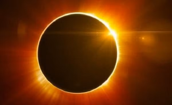 Chiêm ngưỡng nhật thực cũng chính là nhìn trực tiếp vào Mặt Trời, vì vậy người xem cần phải có thiết bị chuyên dụng đảm bảo quan sát một cách an toàn, tránh nhìn trực tiếp Mặt Trời dẫn đến hoa mắt, mù tạm thời hay thậm chí là mù lòa vĩnh viễn.