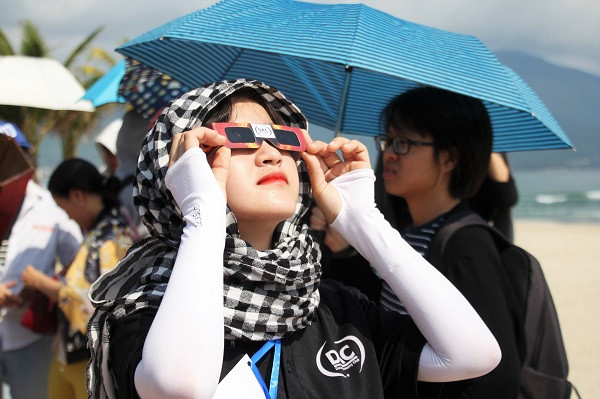 Loại kính này nhìn giống kính râm nhưng được bọc thêm một tấm lọc đặc biệt để ngặn chặn ánh sáng và các tia có hại từ Mặt Trời, gọng làm bằng bìa cứng. Khi quan sát, nên đeo kính thật sát mắt, thâm chí dùng tay giữ kính thật chặt và đội mũ để cản ánh sáng mặt trời lọt vào mắt từ phía trên.