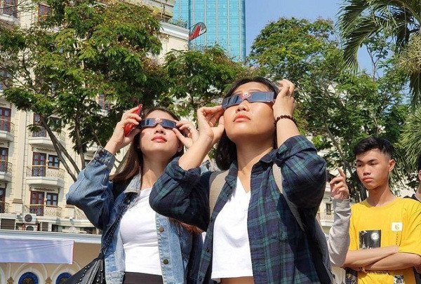 Ngoài ra, trên thế giới cũng như tại Việt Nam, để nhìn trực tiếp vào mặt trời nói chung và nhật thực nói riêng mà không hại tới mắt, người ta thường dùng một chiếc kính được thiết kế gọi là Solar Glasses (Kính nhìn Mặt Trời).