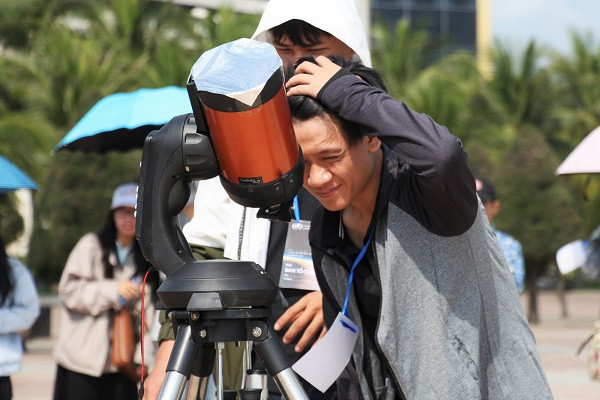 Thông thường, các CLB thiên văn học tại các thành phố lớn ở Việt Nam có tổ chức những buổi quan sát nhật thực cộng đồng hoàn toàn miễn phí. Bạn có thể đến để được quan sát nhật thực an toàn qua các thiết bị chuyên dụng.