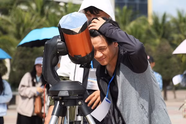 Thông thường, các CLB thiên văn học tại các thành phố lớn ở Việt Nam có tổ chức những buổi quan sát nhật thực cộng đồng hoàn toàn miễn phí. Bạn có thể đến để được quan sát nhật thực an toàn qua các thiết bị chuyên dụng.