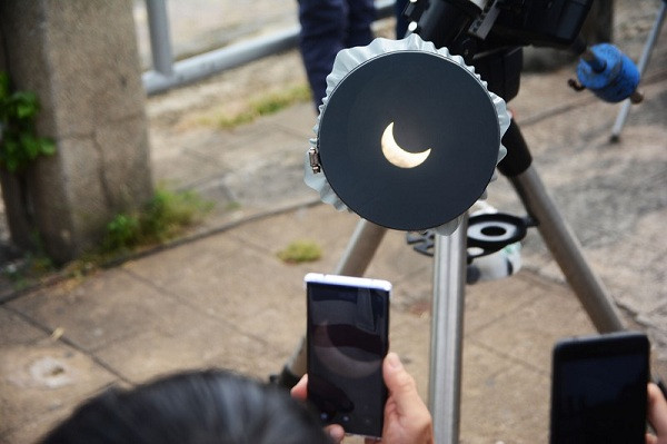 Trong trường hợp không sẵn có các dụng cụ, bạn có thể sử dụng ngay chiếc muôi có lỗ trong nhà bếp để quan sát nhật thực. Ánh sáng Mặt Trời sẽ đi qua những lỗ trên đó và hiện bóng trên các mặt phẳng như bức tường, mặt đất,...tương tự như hiệu ứng trên máy ảnh lỗ kim.