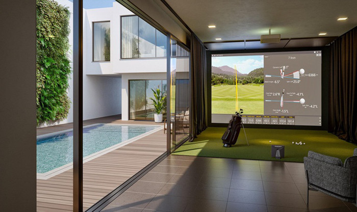 Không gian tối thiểu cho một bộ TrackMan Simulator là 190 foot vuông (17 mét vuông). Người chơi cũng buộc phải có một thảm cỏ nhân tạo để thực hiện các cú đánh. Màn hình của máy chiếu được làm bằng vải để đảm bảo không bị hư hại khi bóng va vào.