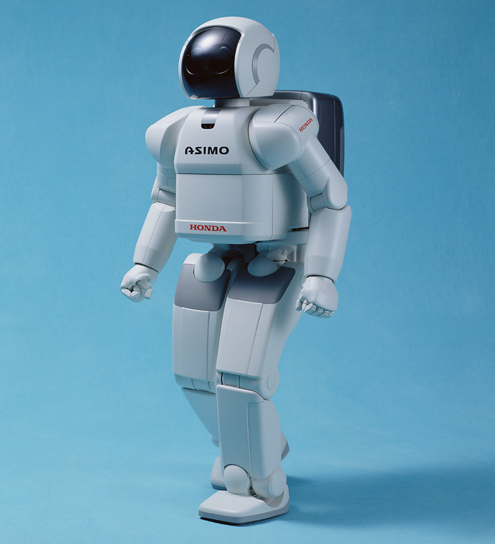 Đây là phiên bản Asimo năm 2000. Chú robot này cũng đã từng đến Việt Nam và tạo nên một cơn sốt rất lớn trong cộng đồng, đặc biệt là đối với trẻ em Việt Nam.