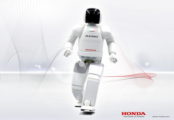 Khi được giới thiệu, Asimo có khả năng di chuyển ổn bằng hai chân, có thể nhận diện đối tượng di chuyển, khoảng cách và hướng của vật thể, ngoài ra Asimo còn có thể thực hiện các cử chỉ cơ thể và phát âm các lệnh thoại.
