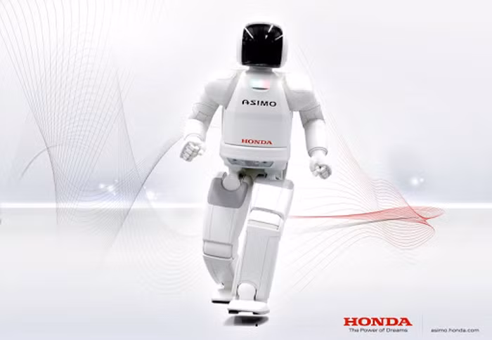 Khi được giới thiệu, Asimo có khả năng di chuyển ổn bằng hai chân, có thể nhận diện đối tượng di chuyển, khoảng cách và hướng của vật thể, ngoài ra Asimo còn có thể thực hiện các cử chỉ cơ thể và phát âm các lệnh thoại.