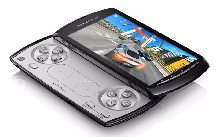 Còn được gọi là "PlayStation Phone" (điện thoại PlayStation), Xperia Play ra mắt vào tháng 4/2011. Xperia Play không chỉ có cụm phím điều khiển quen thuộc của PlayStation, phím "vai" (shoulder button), cần analog ảo mà còn tích hợp cửa hàng bán game PlayStation One đầy cảm giác "tuổi thơ".