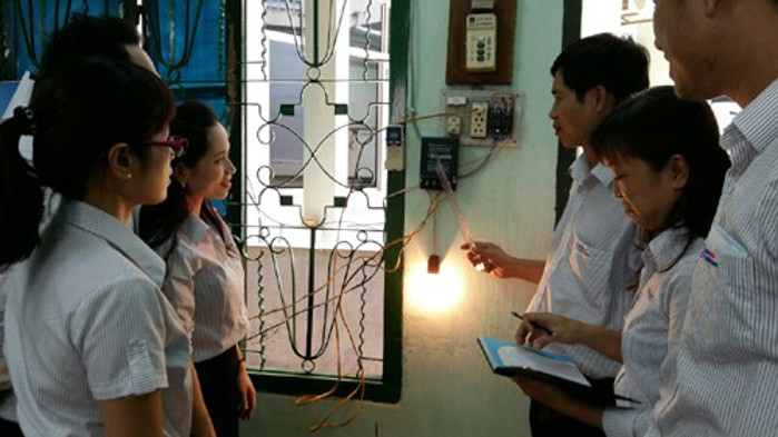 Trong khi đợi trả lời cụ thể từ đại diện ngành điện, người dân nên tự trang bị kiến thức và kỹ năng kiểm tra công tơ điện để tránh mất tiền oan.