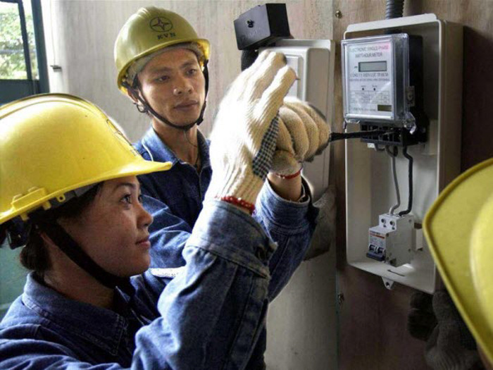 Đóng CB của công tơ điện nhưng vẫn tắt tất cả thiết bị. Quan sát nếu đồng hồ không quay thì hệ thống điện của bạn tốt, không có hiện tượng rò điện. Còn nếu đồng hồ quay thì bạn nên đếm thử trong 1 phút đồng hồ quay bao nhiêu vòng, ghi lại nhân ra số vòng quay trong 1 ngày, một tháng để biết hệ thống điện bị rò bao nhiêu. Ở bước này bạn cần tính 1 giờ đồng hồ quay được bao nhiêu và ghi lại (số s2). Nếu số lượng khá lớn thì bạn phải tìm ra vị trí rò điện để khắc phục, giúp tiết kiệm điện hiệu quả.