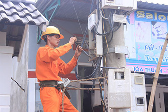 Ở nước ta hiện nay, đơn vị tính điện năng là kWh. Đơn vị này được tính dựa trên công thức A = P x t. Trong đó, A là điện năng tiêu thụ, P là công suất của thiết bị (tính bằng kW) và t là thời gian (tính bằng giờ – h). Hàng tháng, dựa vào hóa đơn tiền điện, người dùng có thể biết được gia đình mình sử dụng hết bao nhiêu kWh (số điện) cho tháng đó.