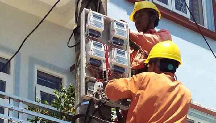 Nguyên nhân được đưa ra cho rằng EVN âm thầm tăng giá điện khi chưa thông qua phê duyệt, kèm theo đó là việc ghi cộng dồn điện tháng trước để áp mức giá vượt khung.