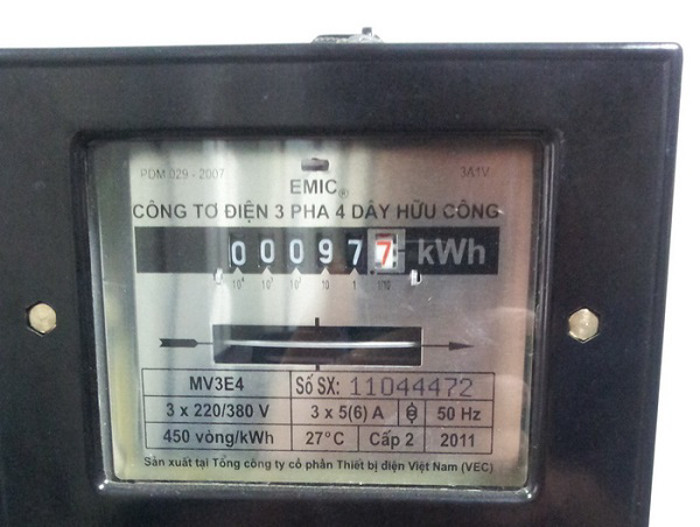 Bạn cần lưu ý là phép đo này chỉ mang tính chất tương đối vì sai số sẽ là sai số của công suất bóng đèn cộng với sai số của đồng hồ điện. Nếu kết quả sai lệch trên 30% thì bạn có thể đề nghị kiểm tra công tơ điện. Đây là cách kiểm tra công tơ điện khá đơn giản và chính xác để biết nó chạy đúng hay sai so với điện năng tiêu thụ thực tế của gia đình. Tiền điện tăng bất thường và trả lời của EVN
