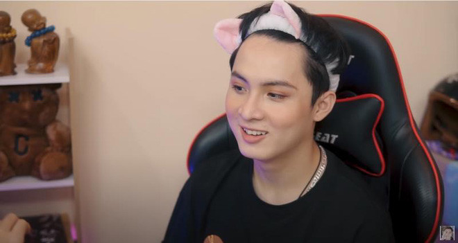 Trong màn hóa thân này, NoWay đã được Cara hỗ trợ khi chính tay cô trang điểm, chọn váy áo cũng như đội tóc giả cho chàng trai.