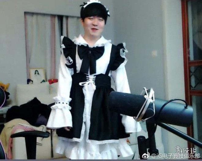 Giữ lời hứa với fan, sau khi giành chức vô địch ngay tại đất Hàn Quốc, chàng game thủ đã lên sóng cùng người hâm mộ qua phiên bản "cô hầu gái"gây thích thú cho người hâm mộ.