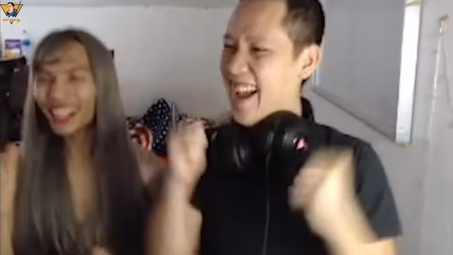 Sau đó, không ít lần on stream, khi được fan yêu cầu, anh chàng vẫn sẵn sàng đội tóc giả và bật mode "Tiểu Tiểu" để giao lưu cùng người hâm mộ.