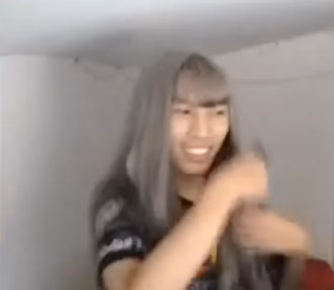 Người xem vỡ òa là khi nhận ra cô nàng với mái tóc bạch kim cùng đôi môi đỏ thẫm vừa xuất hiện chính là Sena.