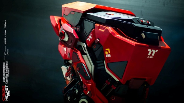 Cyborg Helmet mô phỏng lại phần đầu của một robot đến từ tương lai, hai ô đèn sáng rực hai bên cạnh như cặp mắt của robot.