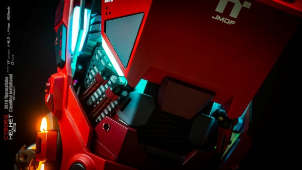 Phần "giáp" bảo vệ của đầu Cyborg để lộ các linh kiện cao cấp với các ống dẫn làm mát và hệ thống đèn tín hiệu RGB đẹp mắt.